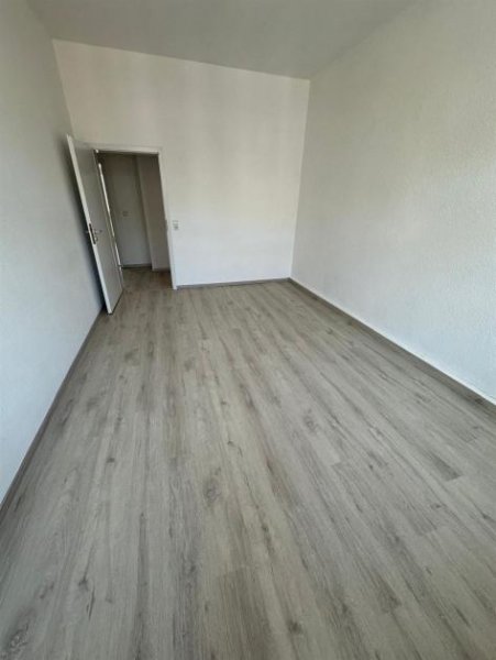 Chemnitz Großzügige 2-Zimmer mit Balkon, EBK, Laminat und Wanne in sehr guter Lage! Wohnung mieten