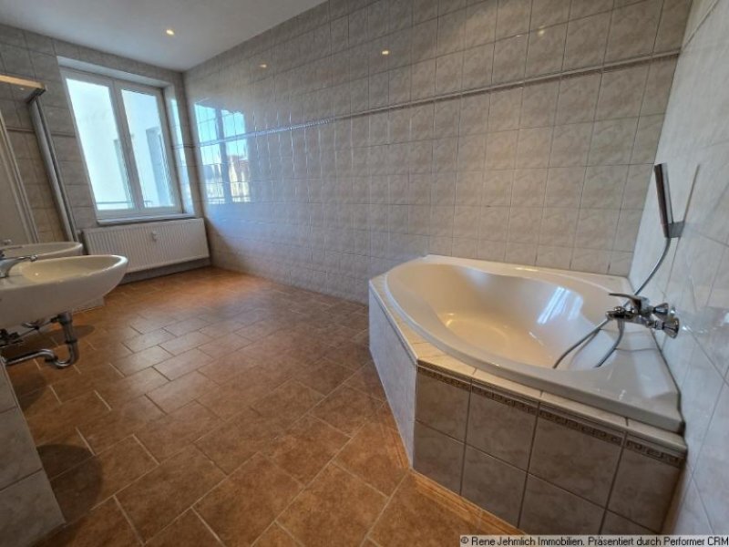 Chemnitz Großzügige 4-Raum-Wohnung mit XXL-Balkon, Riesenbad und großer Wohnküche in Toplage Wohnung mieten