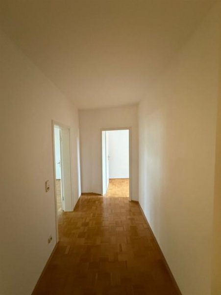 Chemnitz *** Großzügige DG Kaßberg 2-Zimmer mit Aufzug, Parkett und EBK *** Wohnung mieten