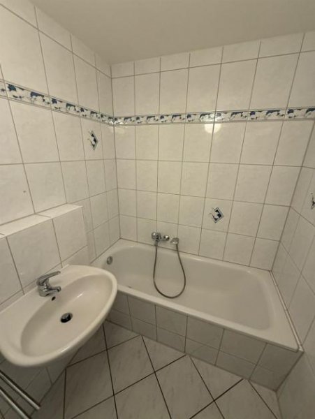 Chemnitz Günstige DG 3-Zi. mit Laminat, Balkon, Wanne und Dusche in sehr guter Lage Wohnung mieten