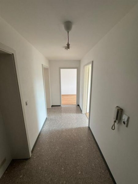 Chemnitz Günstige DG 3-Zi. mit Laminat, Balkon, Wanne und Dusche in sehr guter Lage Wohnung mieten