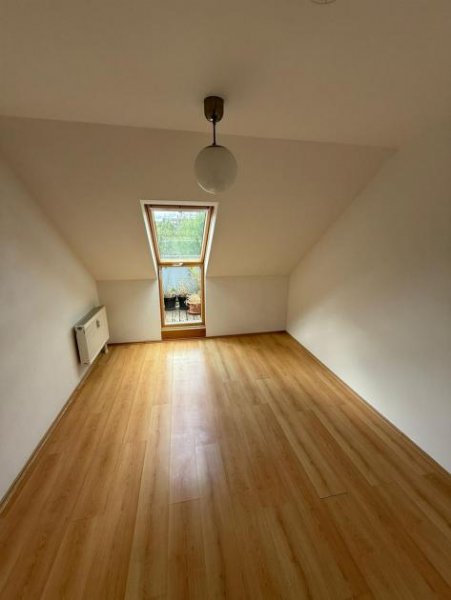 Chemnitz Günstige DG 3-Zi. mit Laminat, Balkon, Wanne und Dusche in sehr guter Lage Wohnung mieten