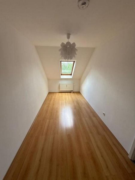 Chemnitz Günstige DG 3-Zi. mit Laminat, Balkon, Wanne und Dusche in sehr guter Lage Wohnung mieten