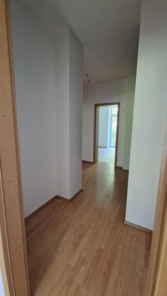 Chemnitz Kompakte 3-Zimmer mit Laminat, Balkon und Wannenbad in guter Lage! Vormieter verkauft EBK! Wohnung mieten