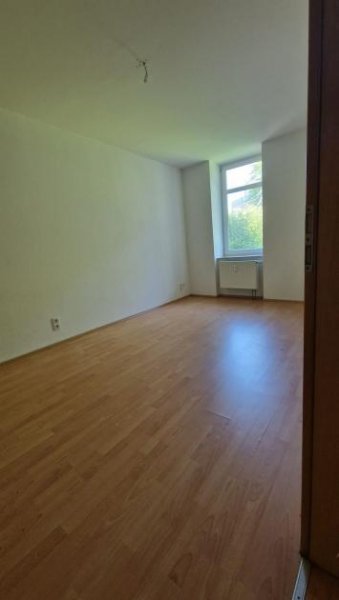 Chemnitz Kompakte 3-Zimmer mit Laminat, Balkon und Wannenbad in guter Lage! Vormieter verkauft EBK! Wohnung mieten
