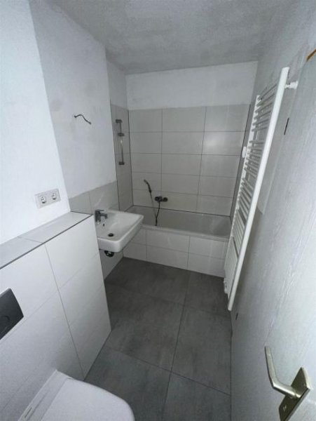 Chemnitz NEU-Sanierte DG 3-Zimmer mit Laminat und Wanne in sehr guter Lage! Wohnung mieten