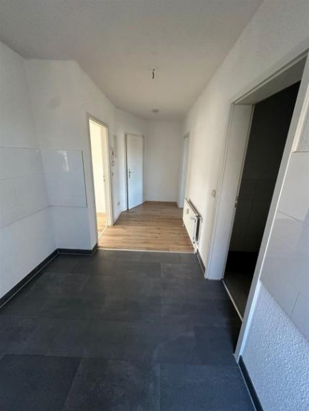 Chemnitz NEU-Sanierte DG 3-Zimmer mit Laminat und Wanne in sehr guter Lage! Wohnung mieten