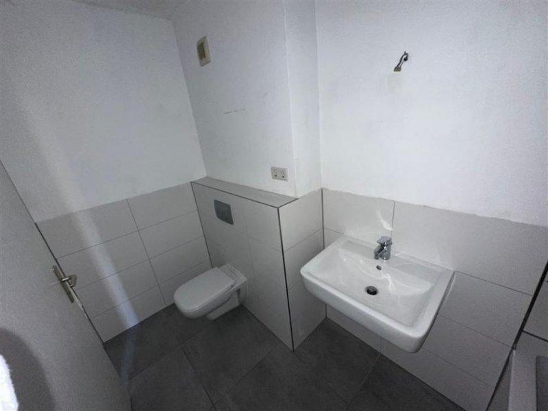 Chemnitz NEU-Sanierte DG 3-Zimmer mit Laminat und Wanne in sehr guter Lage! Wohnung mieten