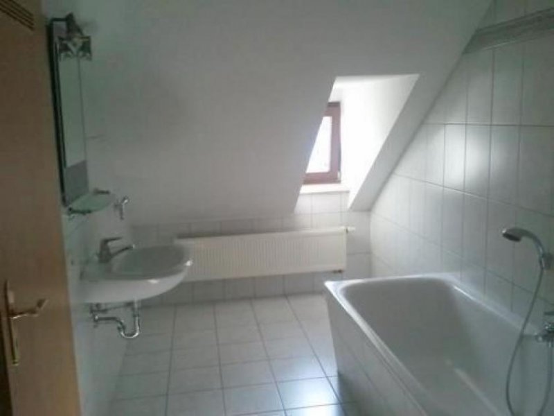 Chemnitz Große DG 2-Zimmer mit Einbauküche, Laminat in Topplage zum Toppreis! Stellplatz mgl. Wohnung mieten