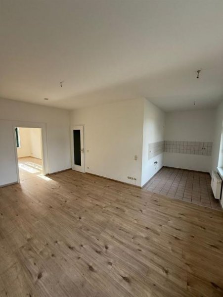 Chemnitz Großzügige 2-Zimmer mit neuem Laminat, Dusche und Balkon in ruhiger Lage! Wohnung mieten