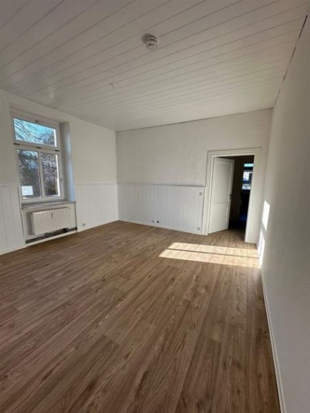 Chemnitz Großzügige 3-Zimmer mit Garage, Laminat, EBK, Wanne und Dusche in guter Lage Wohnung mieten