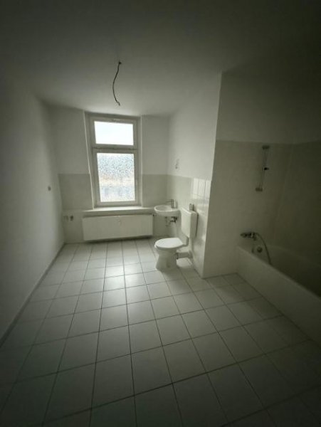 Chemnitz Großzügige 3-Zimmer mit Garage, Laminat, EBK und Wannenbad in guter Lage Wohnung mieten