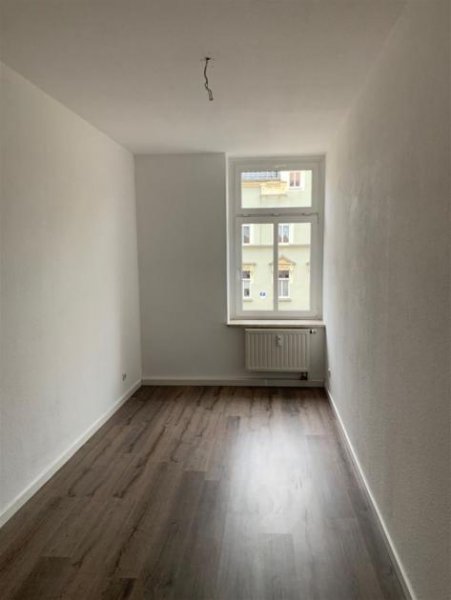 Chemnitz Großzügige 4-Zimmer mit Laminat, EBK und Wannenbad in guter Lage Wohnung mieten