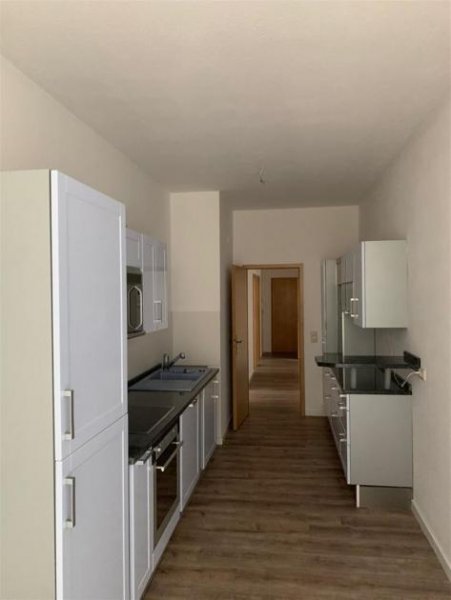 Chemnitz Großzügige 4-Zimmer mit Laminat, EBK und Wannenbad in guter Lage Wohnung mieten