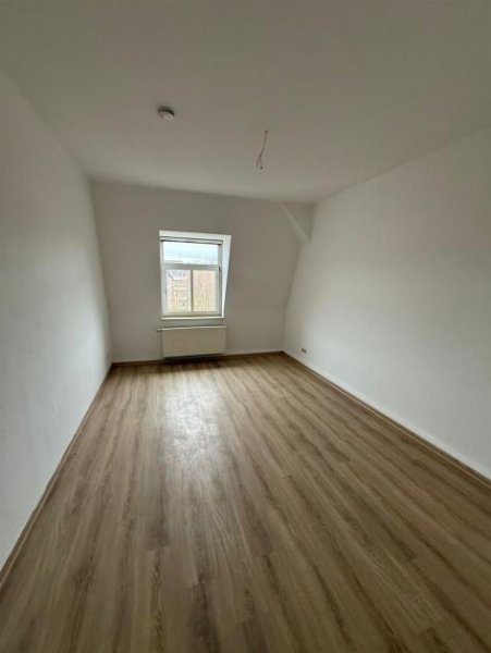 Chemnitz DG Maisonette 3-Zimmer mit EBK, Laminat und Wannenbad in guter Lage Wohnung mieten