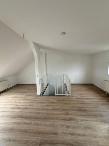 Chemnitz DG Maisonette 3-Zimmer mit EBK, Laminat und Wannenbad in guter Lage Wohnung mieten