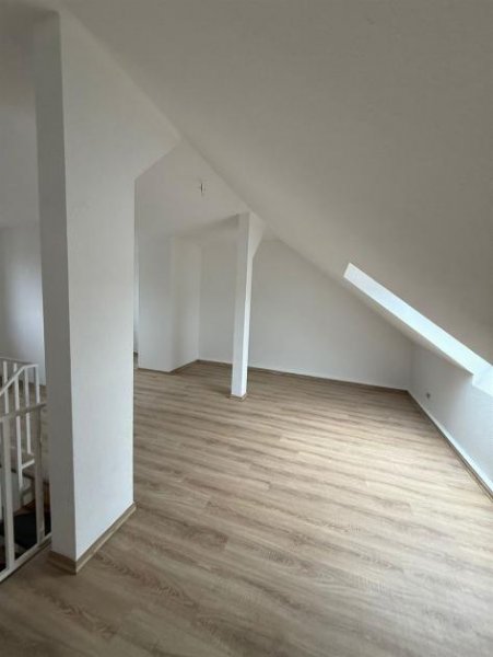 Chemnitz DG Maisonette 3-Zimmer mit EBK, Laminat und Wannenbad in guter Lage Wohnung mieten