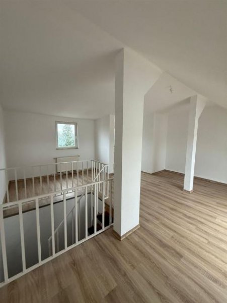 Chemnitz DG Maisonette 3-Zimmer mit EBK, Laminat und Wannenbad in guter Lage Wohnung mieten