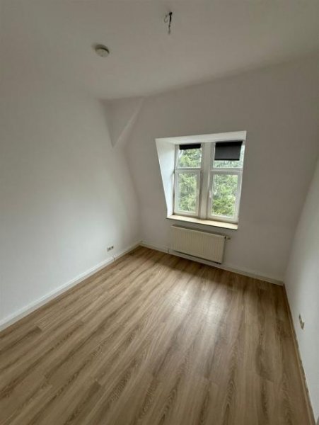 Chemnitz DG Maisonette 3-Zimmer mit EBK, Laminat und Wannenbad in guter Lage Wohnung mieten