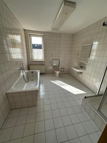 Chemnitz Neue Einbauküche! Große 3-Zimmer mit neuem Laminat und Wannenbad in guter Lage! Wohnung mieten