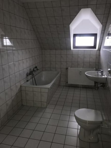 Chemnitz Einbauküche! Günstige DG 3-Zimmer mit Laminat und Wanne in guter Lage! Wohnung mieten