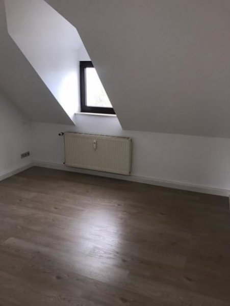Chemnitz Einbauküche! Günstige DG 3-Zimmer mit Laminat und Wanne in guter Lage! Wohnung mieten