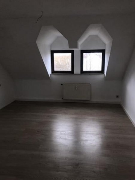 Chemnitz Einbauküche! Günstige DG 3-Zimmer mit Laminat und Wanne in guter Lage! Wohnung mieten