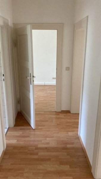 Chemnitz Gemütliche 2-Zimmer mit Laminat, Balkon und Wannenbad in ruhiger Lage! Vormieter verkauft EBK Wohnung mieten