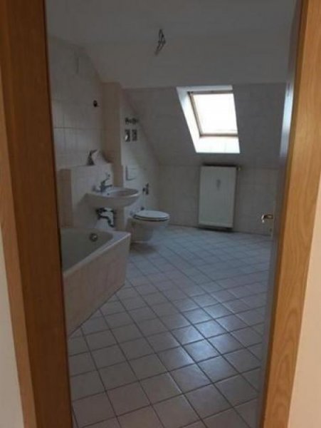 Chemnitz Gemütliche DG 3-Zimmer Wohnung mit Laminat und Wannenbad in guter Lage. Wohnung mieten