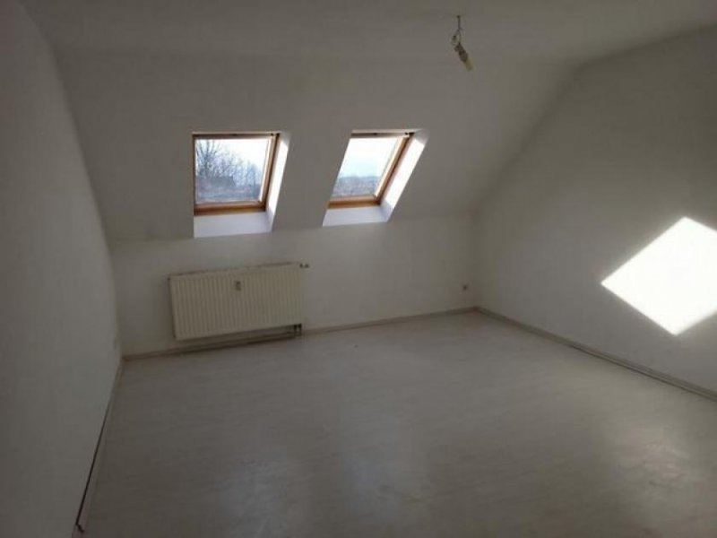 Chemnitz Gemütliche DG 3-Zimmer Wohnung mit Laminat und Wannenbad in guter Lage. Wohnung mieten