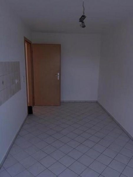 Chemnitz Gemütliche DG 3-Zimmer Wohnung mit Laminat und Wannenbad in guter Lage. Wohnung mieten