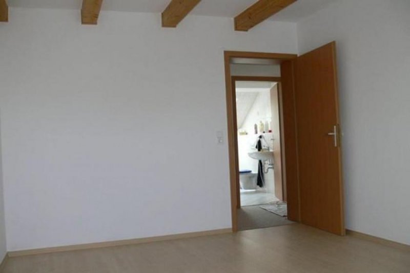 Chemnitz Gemütliche DG 3-Zimmer Wohnung mit Laminat und Wannenbad in guter Lage Wohnung mieten