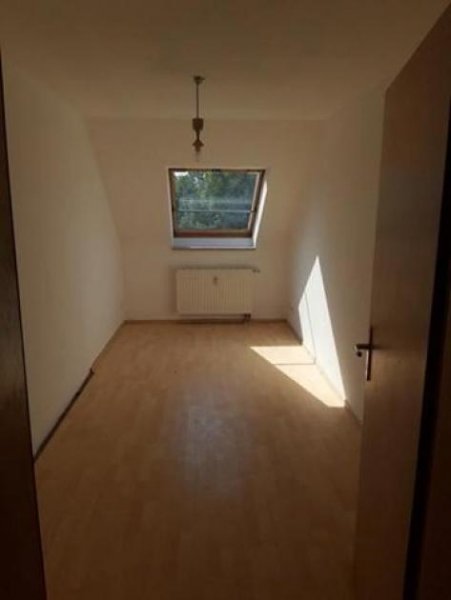 Chemnitz Gemütliche DG 3-Zimmer Wohnung mit Laminat und Wannenbad in guter Lage. Wohnung mieten