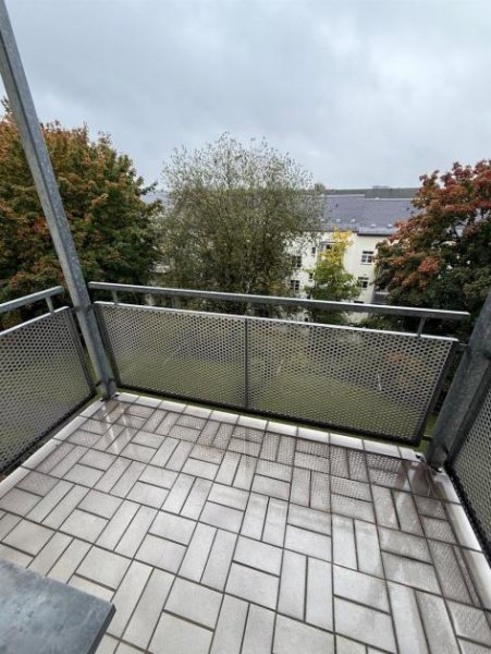 Chemnitz Große 1-Zi. mit Laminat, Wanne, Abstellraum & Balkon in ruhiger Lage! EBK mgl. Wohnung mieten