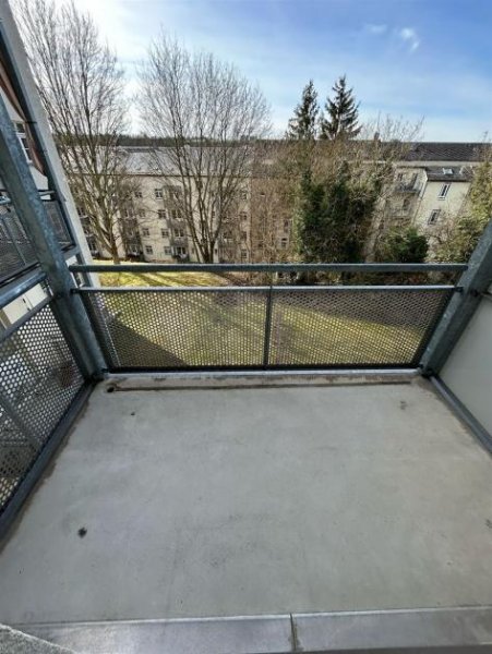 Chemnitz Große 4-Zimmer mit Wanne, sep.WC, Laminat und 2 Balkonen in ruhiger Lage! Wohnung mieten