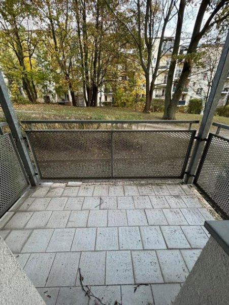 Chemnitz Großezügige 1-Zimmer mit Laminat, Wannenbad, Einbauküche & Balkon in ruhiger Lage! Wohnung mieten