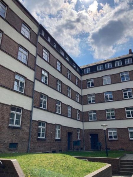 Chemnitz Großezügige 1-Zimmer mit Laminat, Wannenbad, Einbauküche & Balkon in ruhiger Lage! Wohnung mieten