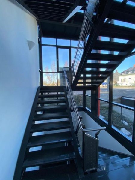 Chemnitz Großzügige 8-Zi. Büroeinheit mit 2xTG-Stellplätzen in guter Lage! Gewerbe mieten