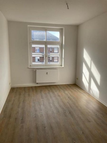 Chemnitz Günstige 2-Zimmer mit Laminat, Balkon und Wanne in ruhiger Lage! EBK mgl. Wohnung mieten