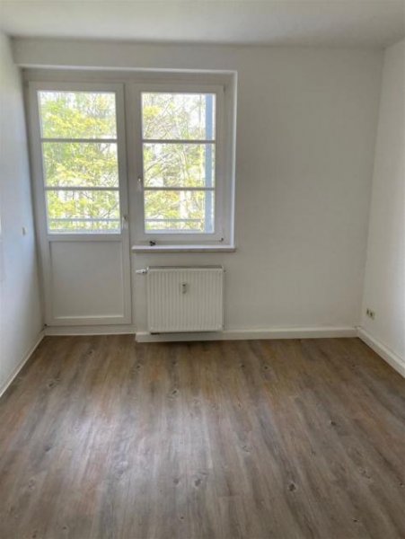 Chemnitz Günstige 2-Zimmer mit Laminat, Balkon und Wanne in ruhiger Lage! EBK mgl. Wohnung mieten