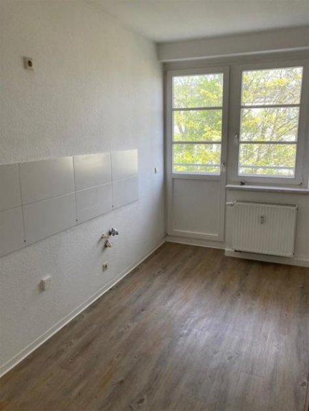 Chemnitz Günstige 2-Zimmer mit Laminat, Balkon und Wanne in ruhiger Lage! EBK mgl. Wohnung mieten