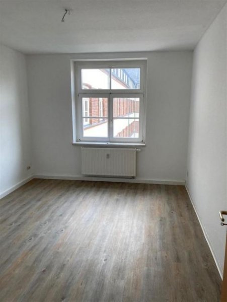 Chemnitz Günstige 2-Zimmer mit Laminat, Balkon und Wanne in ruhiger Lage! EBK mgl. Wohnung mieten