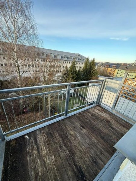 Chemnitz Günstige und DG 3-Zimmer mit Wanne, Abstellraum, Balkon und Laminat in guter Lage! EBK mgl.! Wohnung mieten