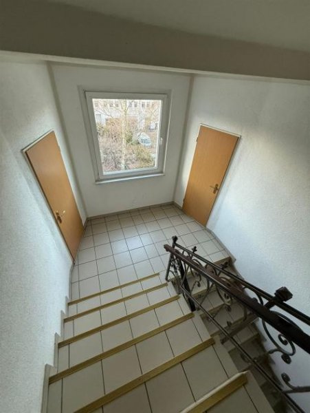 Chemnitz Günstige und DG 3-Zimmer mit Wanne, Abstellraum, Balkon und Laminat in guter Lage! EBK mgl.! Wohnung mieten