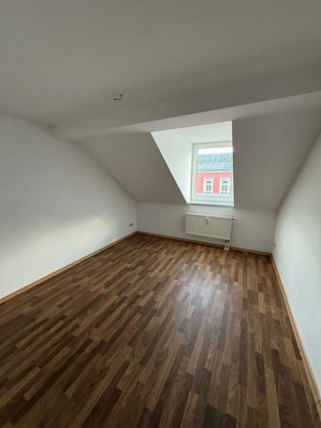 Chemnitz Günstige und DG 3-Zimmer mit Wanne, Abstellraum, Balkon und Laminat in guter Lage! EBK mgl.! Wohnung mieten