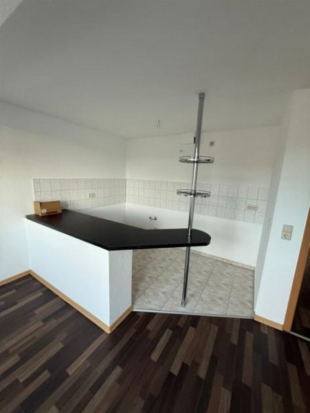 Chemnitz Günstige und DG 3-Zimmer mit Wanne, Abstellraum, Balkon und Laminat in guter Lage! EBK mgl.! Wohnung mieten