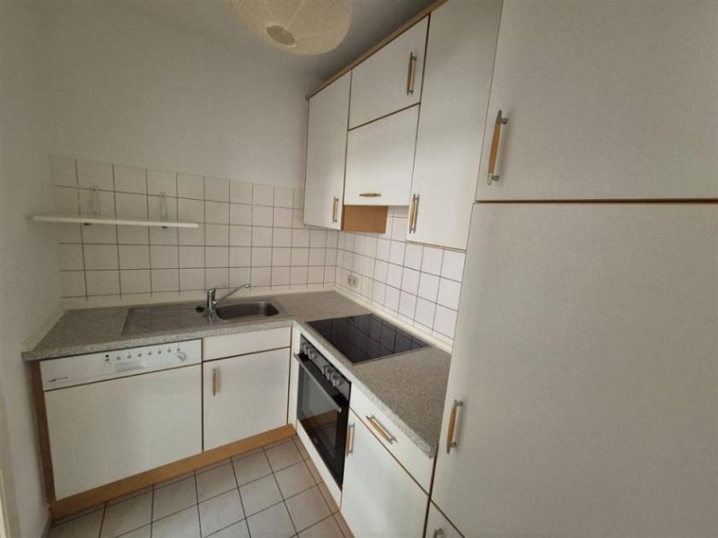 Chemnitz Kompakte 2-Zimmer mit Einbauküche, Laminat und Wannenbad in guter Lage Wohnung mieten