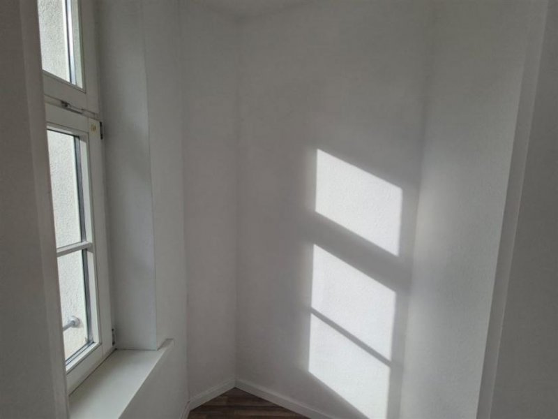 Chemnitz Kompakte 2-Zimmer mit Einbauküche, Laminat und Wannenbad in guter Lage Wohnung mieten