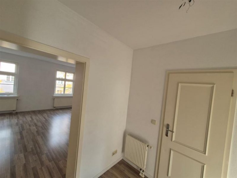 Chemnitz Kompakte 2-Zimmer mit Einbauküche, Laminat und Wannenbad in guter Lage Wohnung mieten