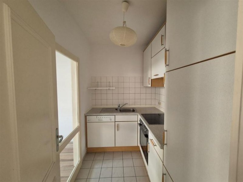 Chemnitz Kompakte 2-Zimmer mit Einbauküche, Laminat und Wannenbad in guter Lage Wohnung mieten